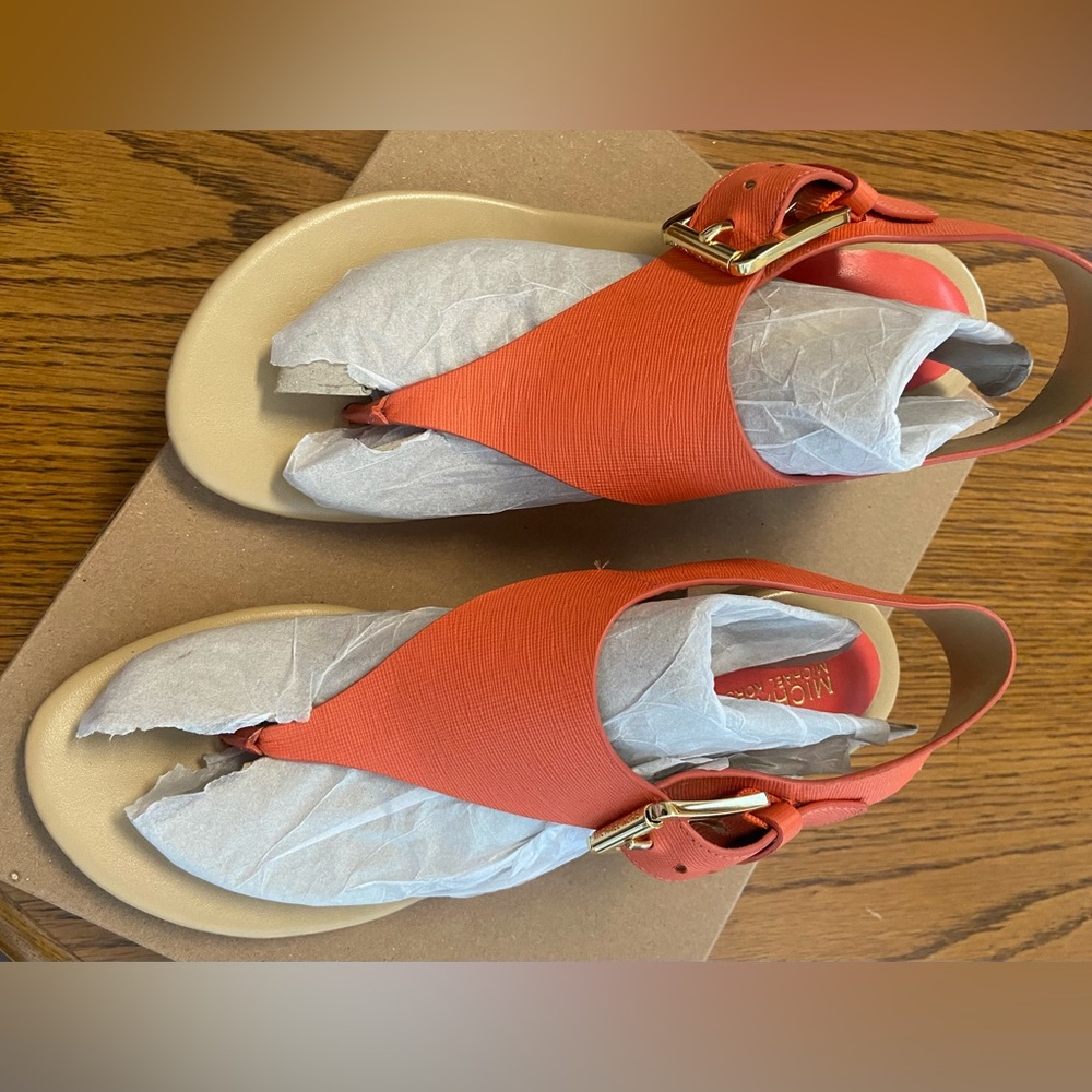 Michael Kors Size 7.0 London Thong ladies sandal in Pink Grapefruit